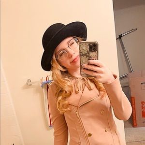 Meet your Posher, Amina